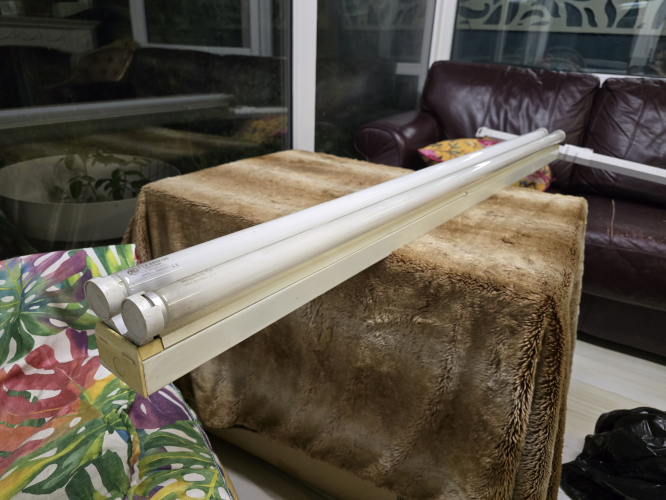 Crompton Sovereign twin 5ft fluorescent fixture 
So on my way to Kidderminster, I picked this up at Warwick 

Crompton Sovereign (SRS ballasted Crompack) with 2x T12 tubes - one is GE and one is Philips. The Philips one defo is looking worn out with its phosphor. Both tubes are colour 35
