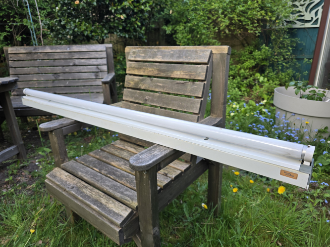 Crompton Sovereign 5ft single fluorescent fixture 
Got this one from Birmingham uni on the day I went to Kidderminster 

Has the same grey coloured end than the yellow white ends that the twin version I got but it is definitely SRS ballasted as I saw no starter and it is way heavier than the switchstart sister 

Came with original Crompton tube 
