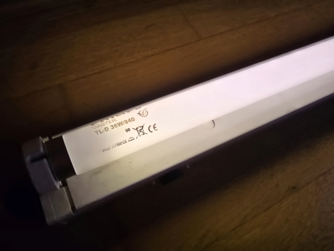 Philips TL-D Super 80 made in France 36W tube lit up
Here it is lit up
