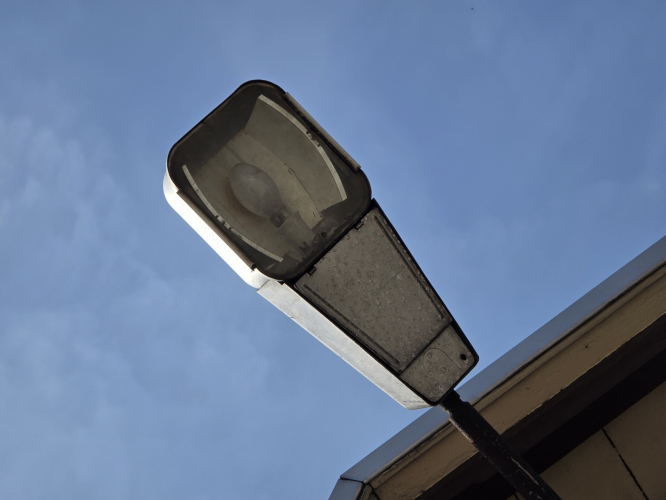 SON-E or MV streetlantern 
Spotted at Wernigerode Hbf station - I came to this place during the evening and it wasn't working 
