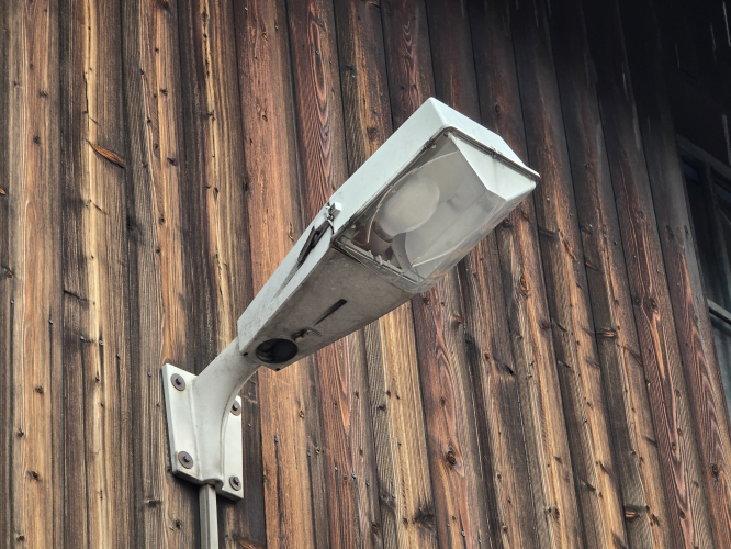 MV wall mounted floodlight/streetlantern 
Defo uses a MV bulb that for sure 
