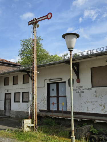 Fluorescent or MV posttop platform light + classic signal
At Benneckenstein station that is part of the HSB railway that I went all the way from Wernigerode 
