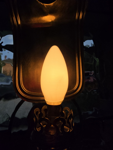 Silverlight 60w opal candle bulb lit up
Here it is in action.
