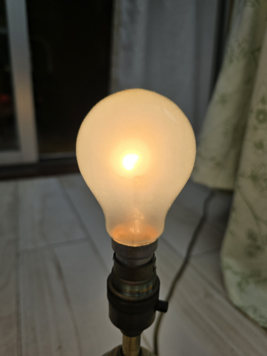 Status 100W GLS incandescent bulb lit up
Here it is lit up and to be fair it doesn't have the brightness of a 100W bulb more like 75W but it isn't longlife - it's standard 1000hr rated
