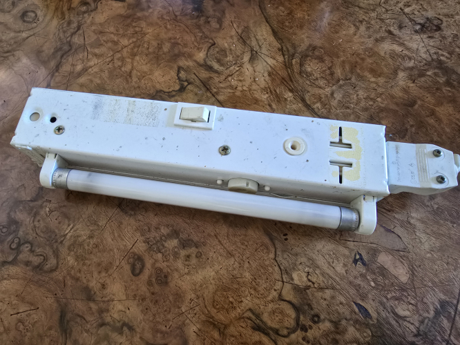 Undercabinet 6w fluorescent fixture 
Got it at car boot sale 

Will defo restore this by wiring it up to a mains plug because I am in need of a 6W fixture

Bonus that it is switchstart 
