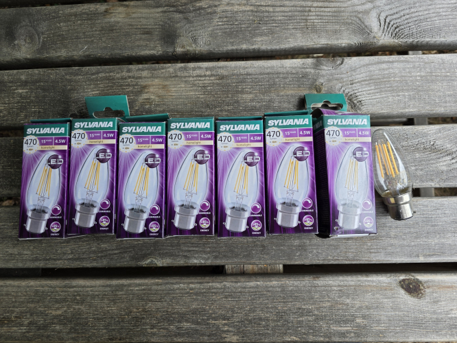 Sylvania Homelight 4.5W LED filament candle bulbs
Came as the huge lot from the car boot sale which I didn't rly want but there you go 
