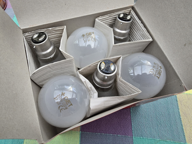 Homebase 100W GLS pearl
The 6 pack of Homebase GLS 100W incandescents made by G.E.T 

