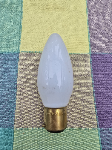 OSRAM brass base B22 opal candle 25W
Came without packaging 
