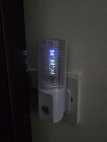 Kingavon "Zombie" nightlight
Picked this up from Sunday car boot sale and oh my days I call this the Zombie Nightlight

Interesting enough is that it uses the bullet shaped LEDs rather than the SMD type compared to my other Kingavon nightlight which uses the SMD type 
