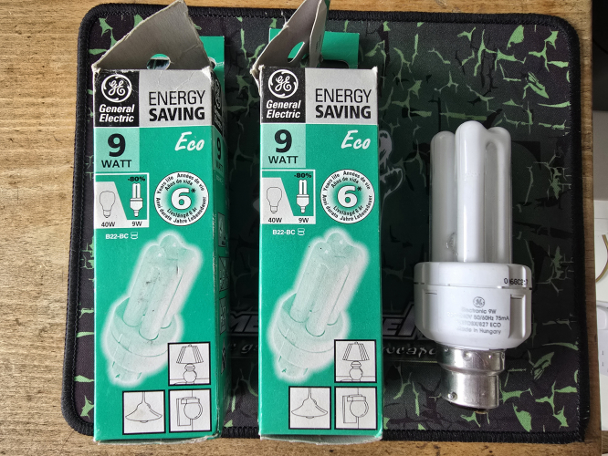 GE Eco 9W 2 tube turn CFLs
Come in those spearmint coloured packaging - got it today at the car boot sale 
