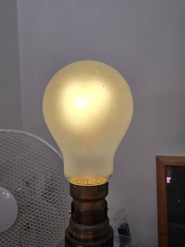 8W unknown vintage GLS incandescent nightlight bulb
Came in a Philips box mislabelled as 40W but it is defo and 8w nightlight type 
