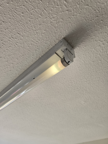 Ring 36W T8 tube on Philips S10-E starter
So my office room fluorescent fixture has been fitted with the Philips S10-E electronic starter and decided to demonstrate how the ends glow 
