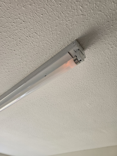 Sylvania Luxlite 36W 835 tube on Philips S10 - E electronic starter
So my office room fluorescent fixture has been fitted with the Philips S10-E electronic starter and decided to demonstrate how the ends glow 
