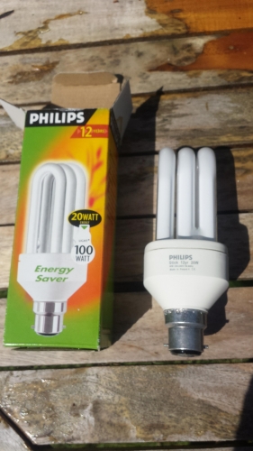 Philips 3U Parallel 20W CFL 
Got at the car boot sale. A Philips 20W 3U Parallel CFL. Such a shame these have been discontinued because the light it gives out is softer than todays CFLS due to the slightly thicker tubes. Also I read up on Zelandeth's site is that they are cold start (instant start) meaning if used with a lot of on/off switching, the sputtering will wear out the electrodes! 
