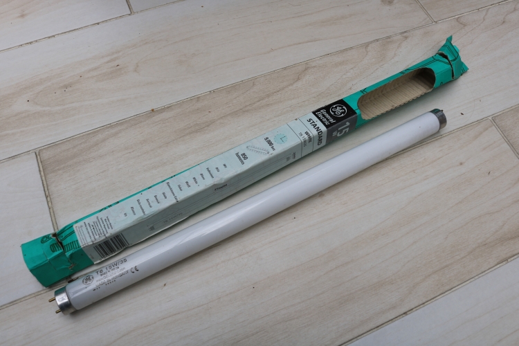 General Electric 15W standard white tube
I HAD to get this GE branded tube because it is Hungarian made and is from the early 2000s with its obvious Jade Green packaging 

Car boot find of July this year
