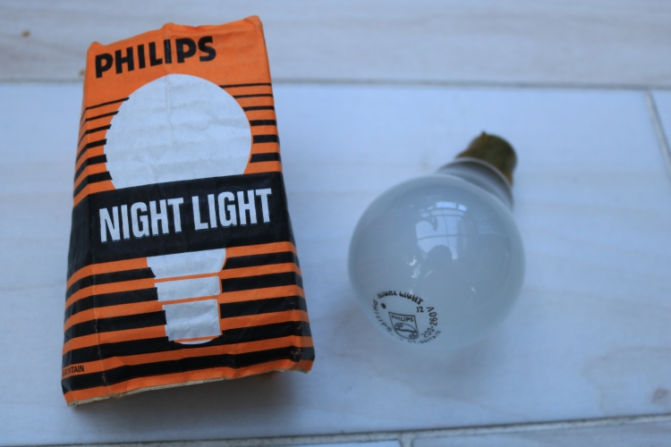 PHILIPS nightlight GLS 
Was from the car boot sale back in the start of July come to think! First nightlight GLS lamp to obtain - wait that reminds me to upload also my Philips CFL GLS that has an amber nightlight LED 
