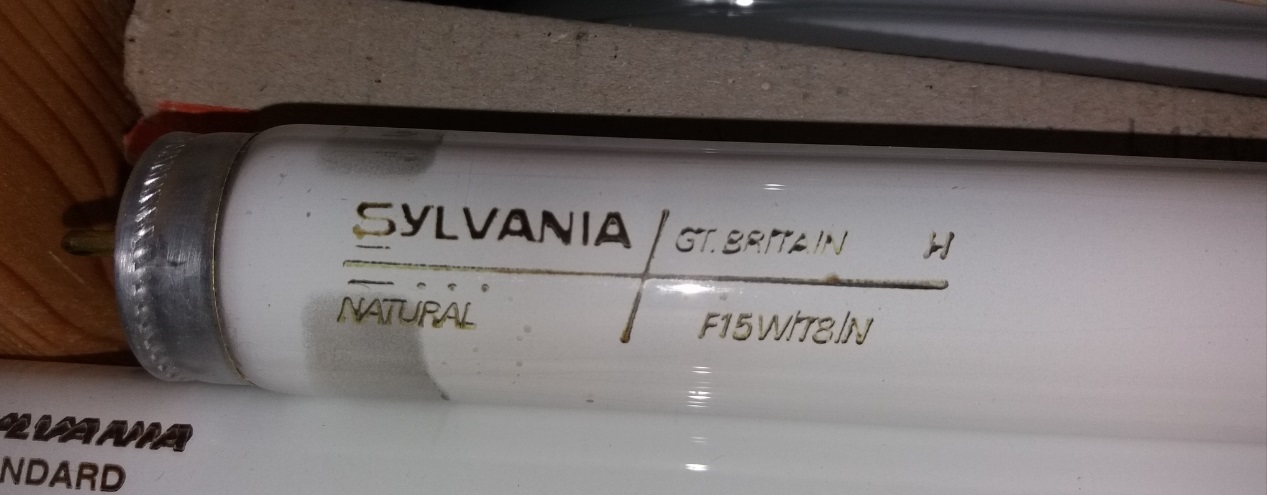Sylvania 15w T8 natural tube
A very nice bin find! I think the marks in the phosphor were probably caused by terry clips, it must've been in some sort of display cabinet or something.
