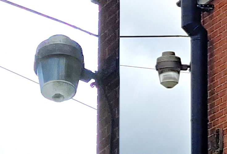 GEC Z8128B "Clearmain" lantern
I couldn't believe my eyes when I spotted this lantern today - located in the quiet town of Devizes in Wiltshire. This is the first time I've seen one of these in person, with the exception of some disused post-top mounted Clearmains near some railway sidings a few years ago.
