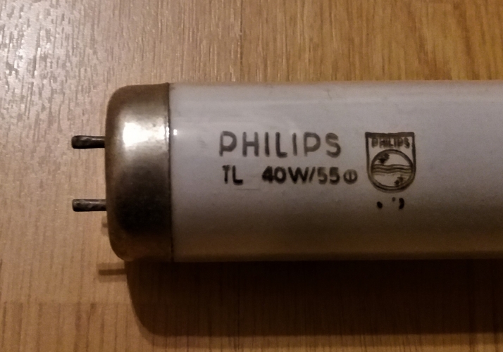 40w Philips tube made in 1963
Spanish made! Was a recycling find over there. Has interesting end caps.

