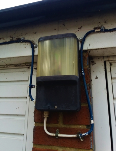 Philips 18w SOX bulkhead (XGC 001)
There are 3 of these on some council-owned garages near me, they worked in 2018 but I don't know if any work anymore. One of them had a very blackened lamp
