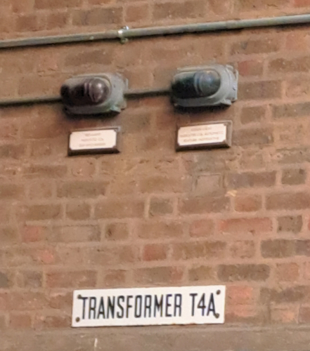 Old red and green indicator bulkheads
At a very old looking substation in London, the same place where the old 500w GLS floodlights I posted earlier are located. Seeing as there are builders' vans parked up there and I pass this place quite often, in the event they are being removed I will definitely have a word with the builders.
