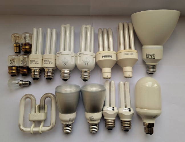 Lamp recycling finds 18/02/23
A fairly good day at the lamp bin today with a couple of interesting lamps found, namely a few older CFLs and some nice Philips pygmies. Note the Thorn 10w 2D lamp - a surprising find, and although heavily used it still works!
