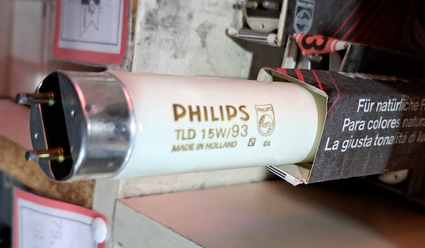 Philips 15w/93 T8
Spotted in Aurora + Kontakt, Amsterdam. Not a very common colour of tube! These lamps also featured an unusual red and black sleeve, which I had not seen on any Philips lamp before.
