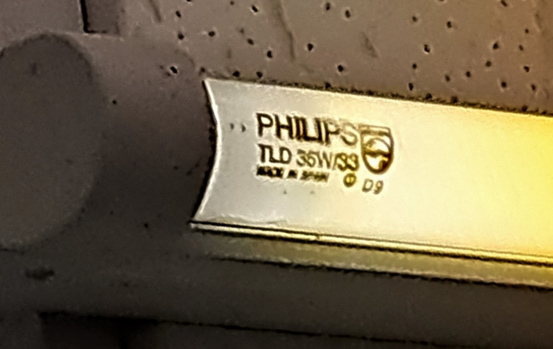 Philips 36w TLD/33 tube made in Spain
Interesting to see what I assume is quite an old Spanish-made Philips T8 still in regular use. The lamp didn't seem to be too worn so it was probably in storage and dug out relatively recently. This was pictured in a shop.
