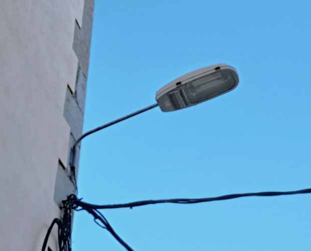Indo/Everlast induction street lantern
Spotted in a village in Spain. It's been quite a while since I've seen induction street lighting still in use, the county of Bedfordshire used to have a lot of very similar lanterns but they've been being wiped out in recent years.
