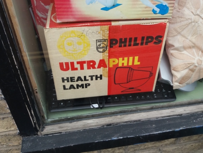 Philips Ultraphil tanning lamp seen out and about
Saw this a year and a half ago in a charity shop window, at that point I wasn't so interested in lamps (just street lanterns) so I didn't get it, regret that now as it has a cool self - ballasted mercury reflector lamp in it.
