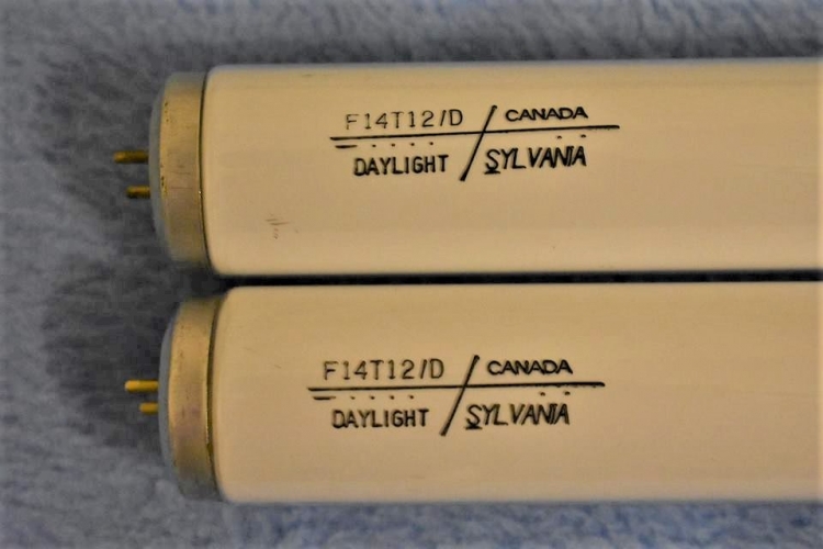 Sylvania 14w T12 tubes
Spanish hardware store finds. These look strangely short for a T12 diameter tube. I believe someone had dated them to the late 70s.
