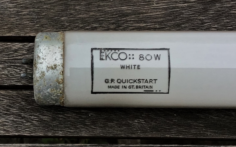 Very old Ekco 80w T12 tube
Found in a lamp bin this morning, was absolutely filthy! Cleaning it up reveals it's virtually NOS besides having very corroded endcaps. Must be early 1960s!
