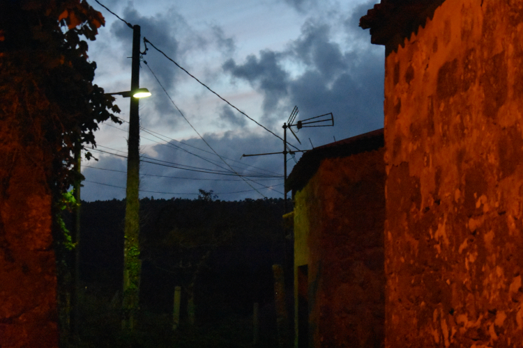 Mercury vs. HPS
A photo showing both light sources battling it out in a tiny rural village in the middle of nowhere in northern Spain! The HPS lantern was out of shot, but its glow clearly prevails over the feeble light of the worn-out mercury lantern.

