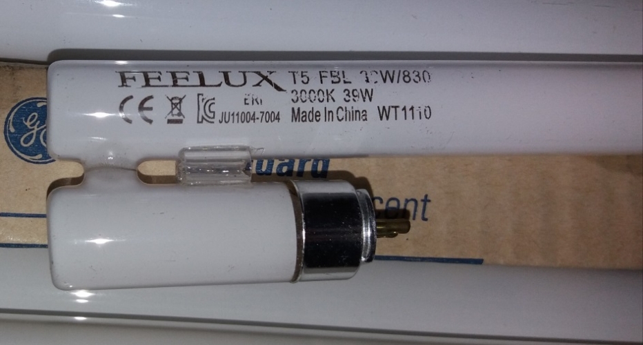 Feelux "seamless" T5 tube
This is a very strange tube indeed. This wasn't the only one of these in the bin that day, I wish I would've had more now!
