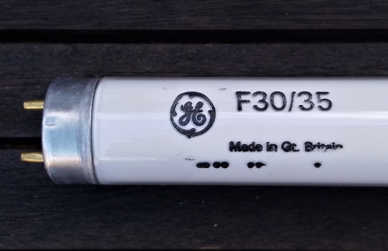 GE 30w T8
This tube is probably from the early 90s.
