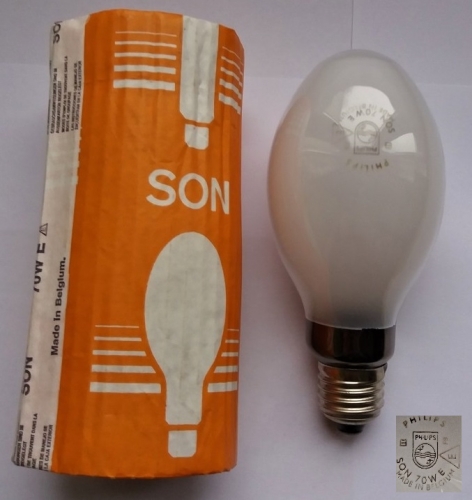 Philips 70w SON-E lamp
From a recent Ebay lot is this satisfying little NOS SON lamp with its original packaging.
