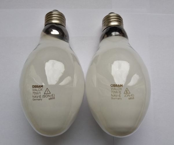 Osram Vialox 70w SON-E and SON-I lamps
A nice pair of little-used lamps found this morning in the lamp recycling bin. Both were made at the same place, at the same time! The only difference being one has an internal ignitor, one does not.
