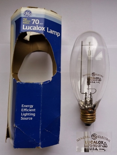GE Lucalox 70w clear SON-E lamp
I'm very pleased to have found this old lamp in an Ebay lot recently for very little. This lamp is of an old American design with an odd elliptical shape and brass base, which dates from the late 1980s.
