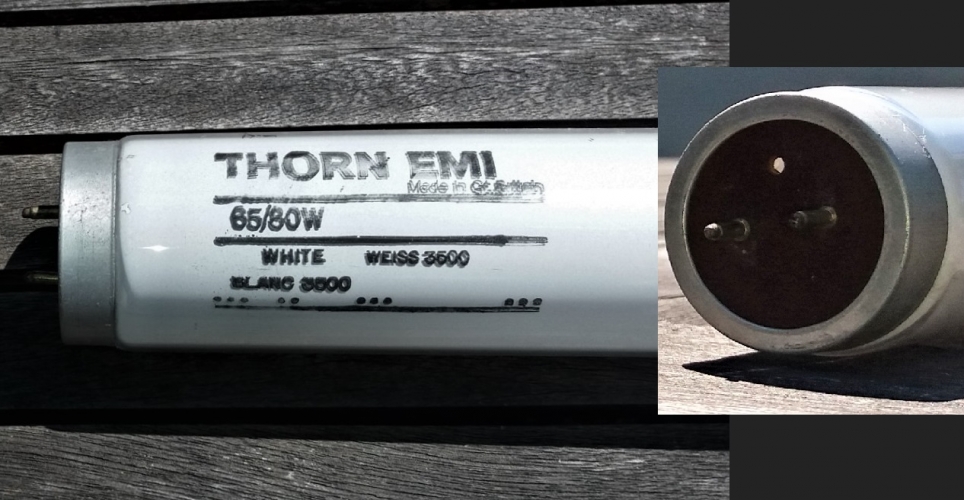 Thorn EMI 65w T12 with interesting endcaps
This style of endcaps on any Thorn tube below 100w (8ft) is not unheard of, but is much rarer than the standard ones used by Thorn. This tube came in a Thorn Popular Pack I bought today.
