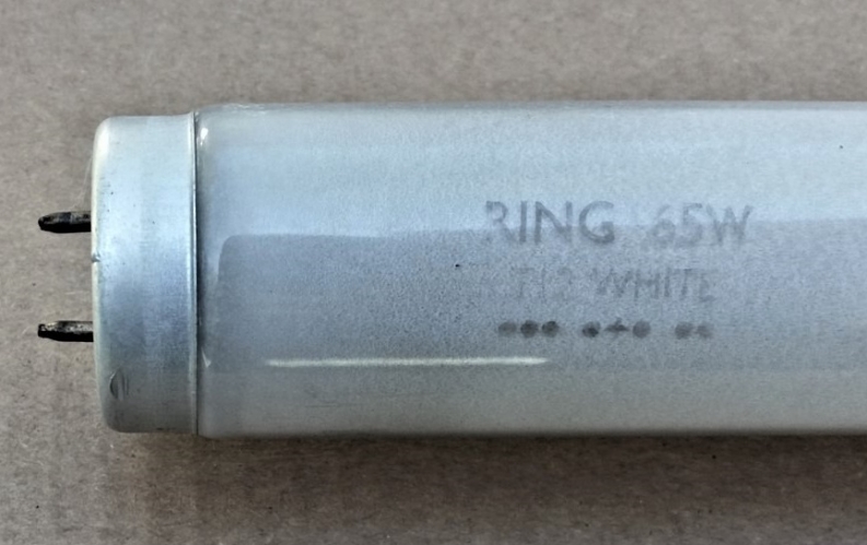 Ring (Tungsram) 65w T12
A tube I'd forgotten I even had. This one was buried under my pile of tubes and with the big black sock at the end I thought it would just test EOL, after a bit of blinking it actually managed to stay lit, but it must be very near EOL.
