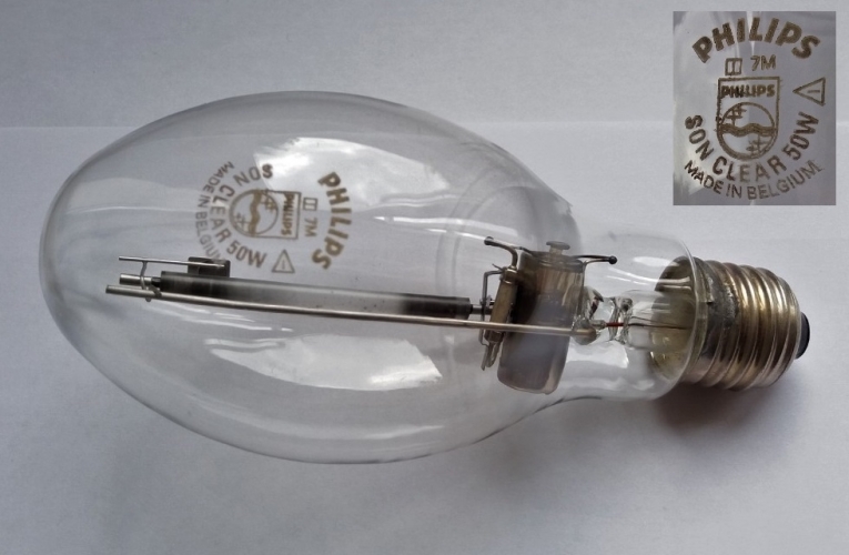 (Probably EOL) 50w Philips clear SON-I lamp
A shame this looks EOL, these must be quite rare, in 50w, clear and SON/I! I'll hang on to this one even though it's dead. I once saw a healthier looking 70w one from a similar era but it had been smashed sadly!
