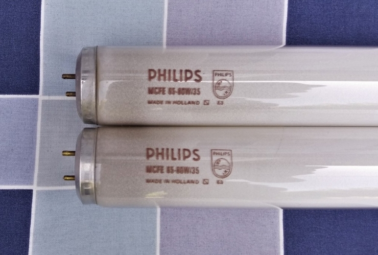 A pair of old 65w Philips tubes made in the Netherlands
More lamp bin finds, they both work. A bit of a surprise seeing these with this type of endcap as Philips T12s from this era are usually Scottish Hamilton-made ones.
