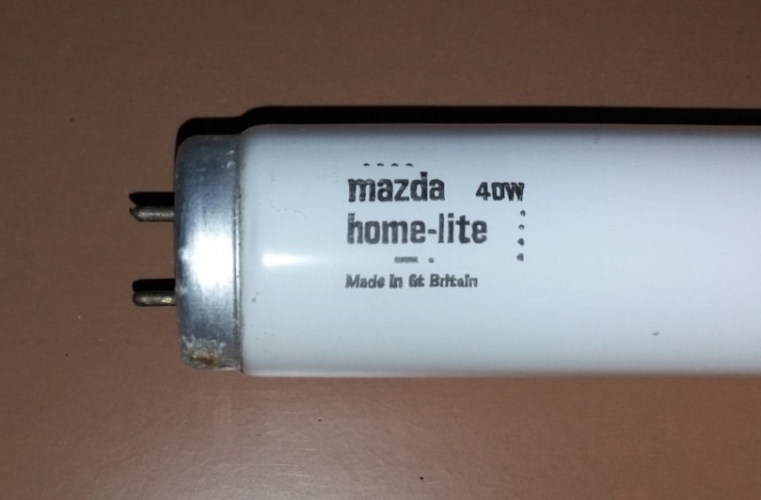 Mazda 40w Home-Lite T12 tube
Another of my favourites from the free haul earlier... These are quite rare I believe, I wondered why as I was expecting these to be a cosy homelike colour temperature, turned it on and it's quite a nasty pink colour! Now I see why they were never that popular...

