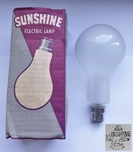 Sunshine 200w lamp made by GEC
Sunshine was a brand used by Woolworths to sell lamps, it seems at first they were produced by Splendor in Merton and then the contract moved to GEC, as evidenced by this lamp.
