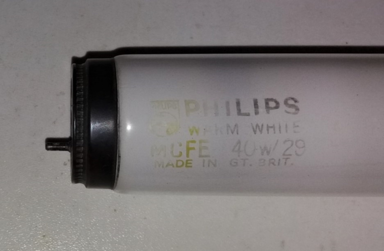 Very old brass ended 40w Philips tube (EOL)
I found this in the lamp bin today, quite obviously EOL at the other end and also missing a pin! It came along with an early 1960s 40w Mazda Natural tube, also EOL (sadly must have lost vacuum ages ago) and with a very faded etch. This tube must be from the very early 1960s I should imagine.
