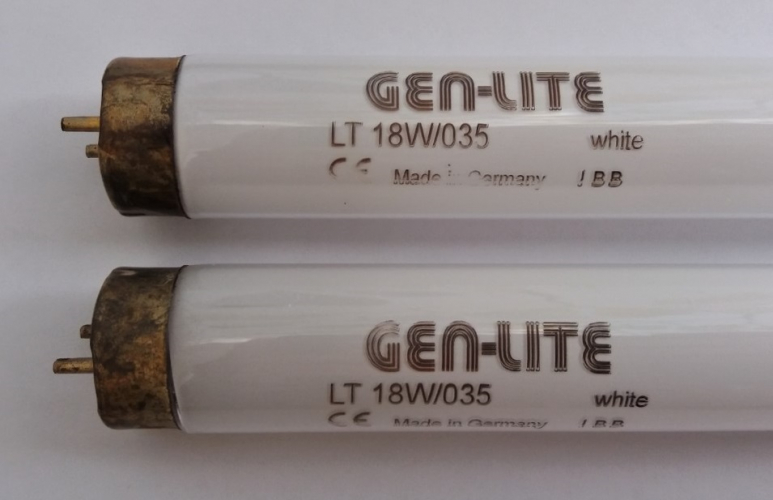 Gen-Lite (Narva made) 18w tubes
It has been a while since I have uploaded a tube find from the lamp bin. Today's finds consist of some practically NOS Gen-Lite tubes, complete with typical unusual golden end-caps.
