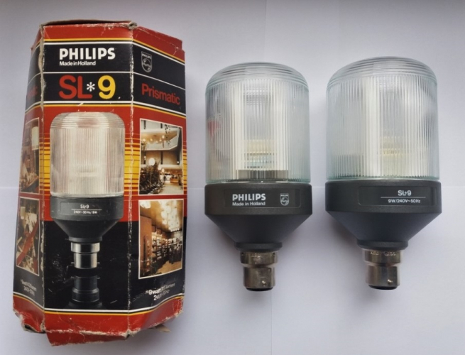 First generation Philips SL*9 CFL lamps
These 2 NOS lamps were found at the steam rally yesterday for 2 pounds the pair. Sadly, only one has the (tattered) box. For some reason the SL*9 seems to be the hardest size to come across, with most I see comprising of the 18w and 25w models.
