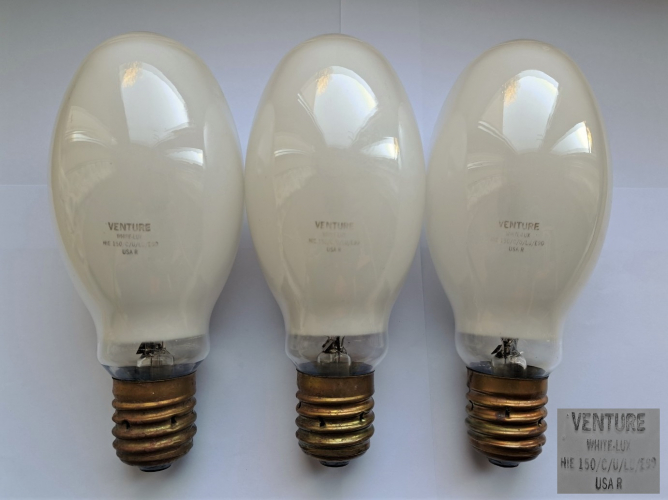 Venture White-Lux 150w metal halide lamps
I really like older Venture lamps like these. This trio was found in the lamp bin this morning and appear to be quite well-used but working.
