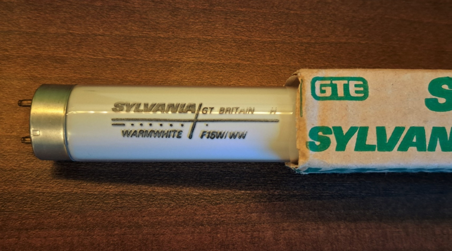 Sylvania 15w warm white T8 tube
Found this here in London in a small hardware store. I'm really glad to have found this as I actually have the standard and cool white versions of this tube already.
