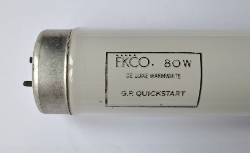 Ekco 80w Deluxe Warmwhite tube
Another find from yesterday, this one is a real oldie! Notice the nice fat endcaps this tube has. I'm not used to this odd colour temperature, it is a bit too pink-ish for my liking.
